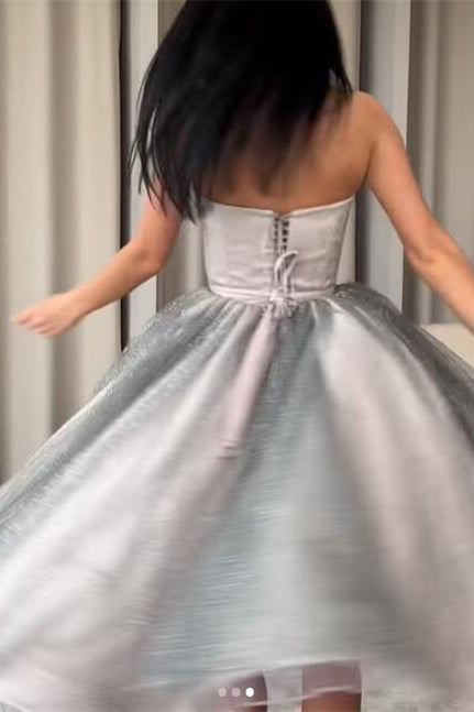Silbernes, trägerloses, kurzes Ballkleid in A-Linie mit Pailletten