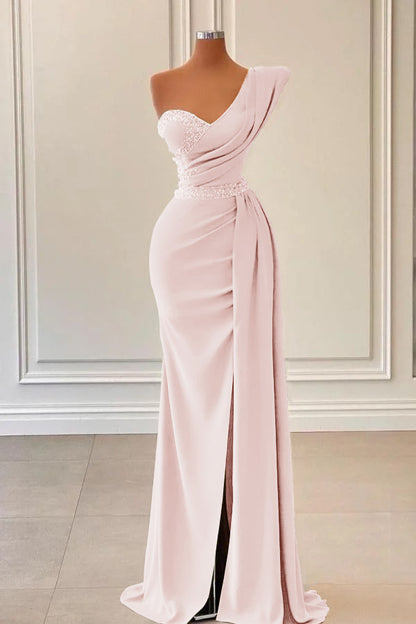 Salbeifarbenes One-Shoulder-Schlitz-Meerjungfrau-Abschlussballkleid mit Perlen