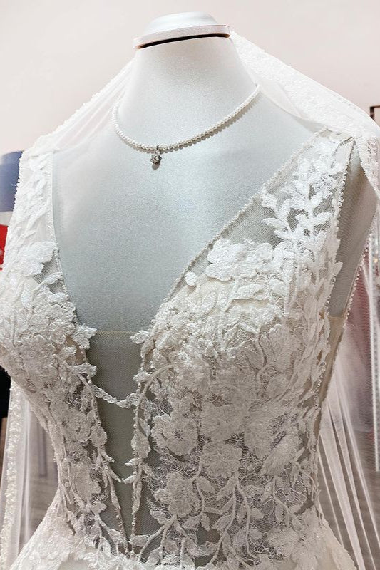 Elegantes, langes Brautkleid in A-Linie mit offenem Rücken und Tüllspitze mit V-Ausschnitt