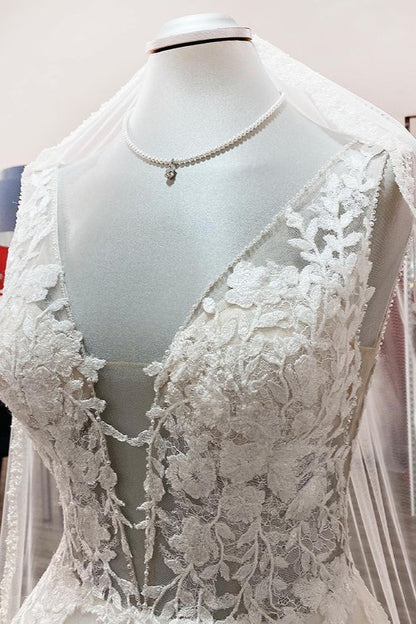 Elegantes, langes Brautkleid in A-Linie mit offenem Rücken und Tüllspitze mit V-Ausschnitt