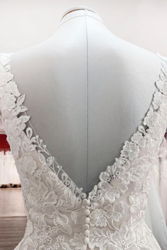 Schlichtes, langes Brautkleid in A-Linie, Tüll, Spitze, V-Ausschnitt, offener Rücken und Applikationen
