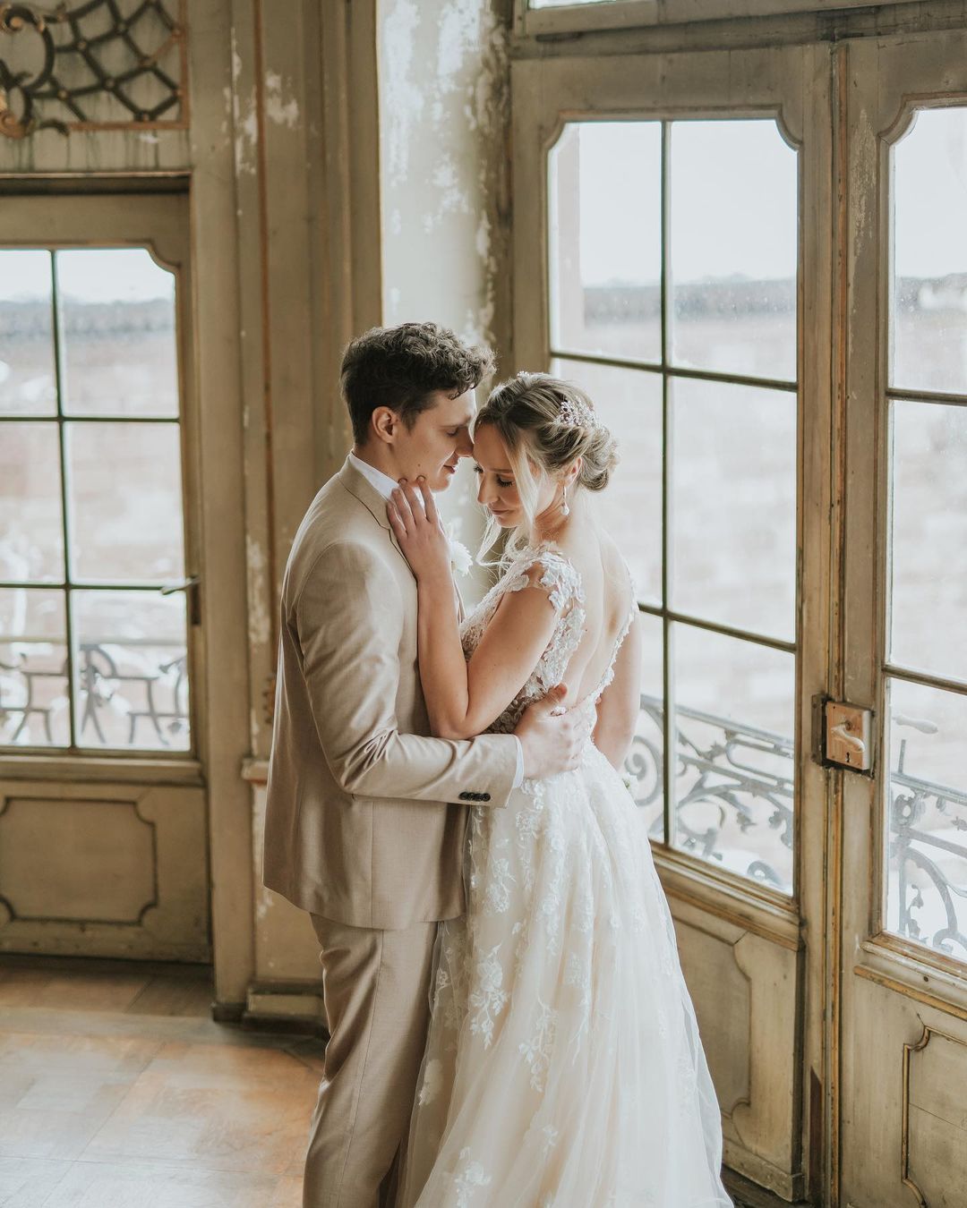 Langes Boho-Hochzeitskleid aus Tüll in A-Linie mit Spitzenapplikationen