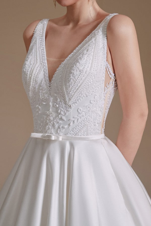Langes Satin-Brautkleid in A-Linie mit V-Ausschnitt und Spitzenapplikationen