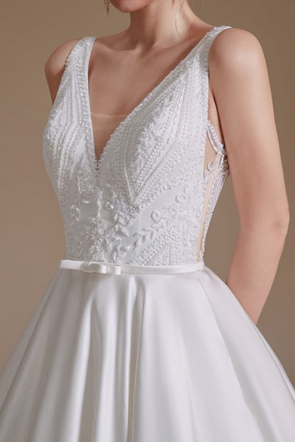 Langes Satin-Brautkleid in A-Linie mit V-Ausschnitt und Spitzenapplikationen