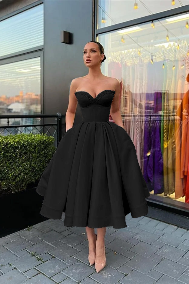 Ärmelloses, kurzes Abendkleid mit Herzausschnitt, Perlenstickerei und Taschen