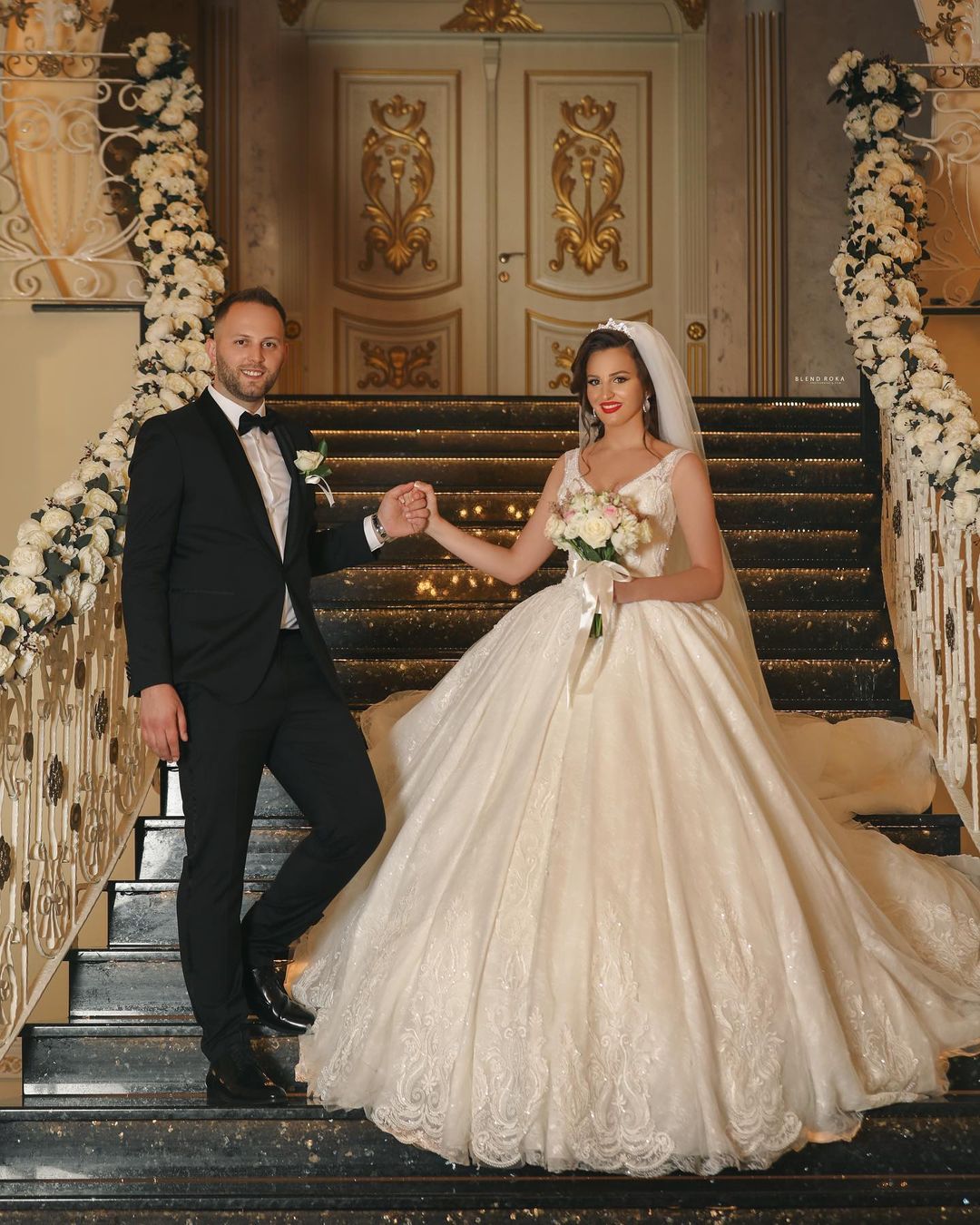 Brautkleid aus Tüll mit V-Ausschnitt und Spitzenapplikationen