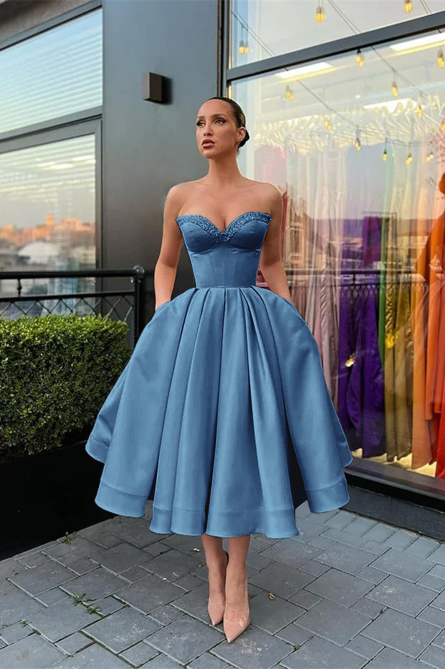 Ärmelloses, kurzes Abendkleid mit Herzausschnitt, Perlenstickerei und Taschen