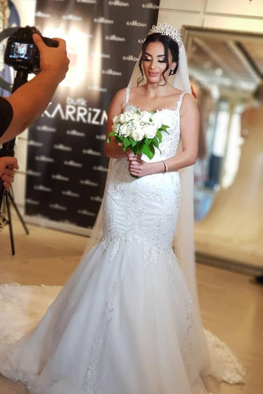 Langes Meerjungfrau-Brautkleid aus Tüll mit Spaghettiträgern und Spitzenapplikationen