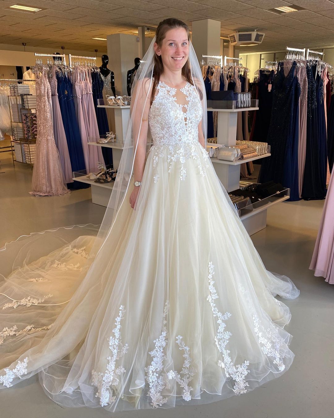 Bodenlanges, rückenfreies Bateau-Brautkleid in A-Linie, Tüllrüschen und Spitzenapplikationen