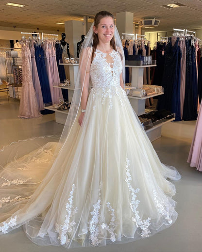 Bodenlanges, rückenfreies Bateau-Brautkleid in A-Linie, Tüllrüschen und Spitzenapplikationen