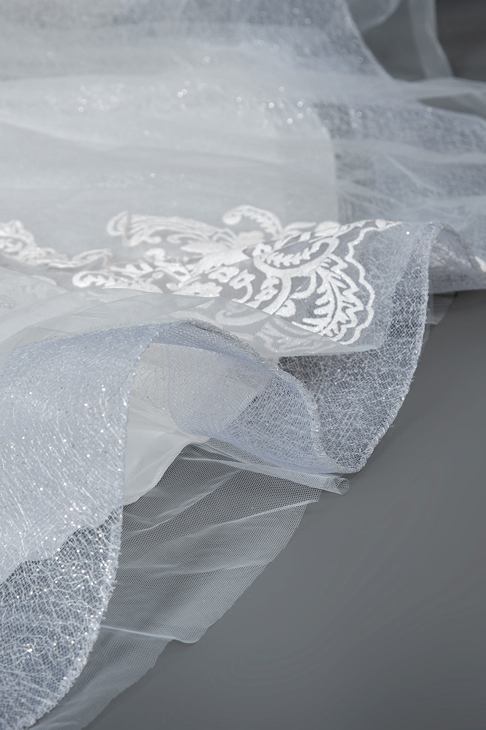 Elegantes Ballkleid-Hochzeitskleid aus transparentem Tüll mit Flügelärmeln, Spitze und V-Ausschnitt