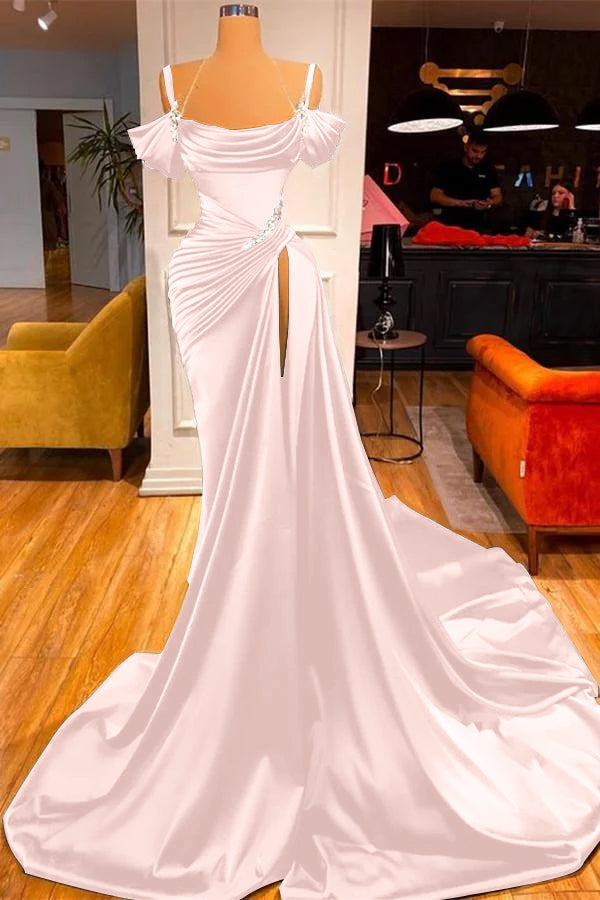 Dunkelgrünes, schulterfreies Ballkleid mit langem Schlitz
