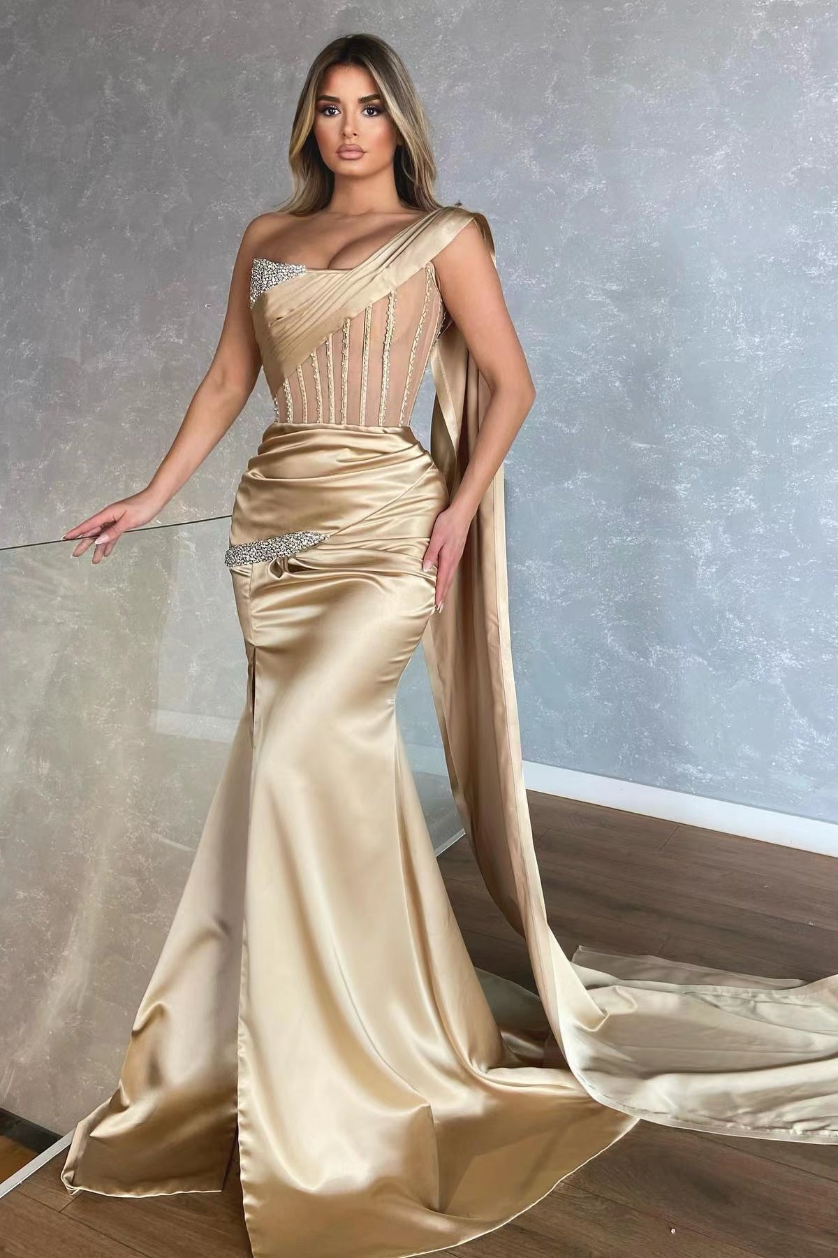Erstaunliches, schulterfreies, ärmelloses Meerjungfrau-Abschlussballkleid in Champagner mit Schlitzrüschen