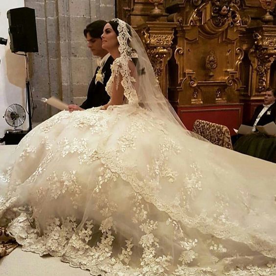 Bateau-Brautkleid mit langen Ärmeln, bodenlangem Design, Spitzenapplikationen und Rüschen