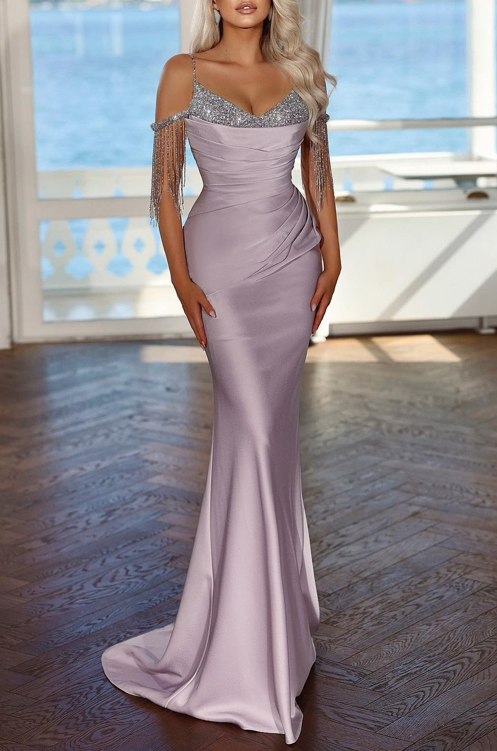 Elegantes lavendelfarbenes langes Ballkleid mit Spaghettiträger und plissierter Paillettenquaste