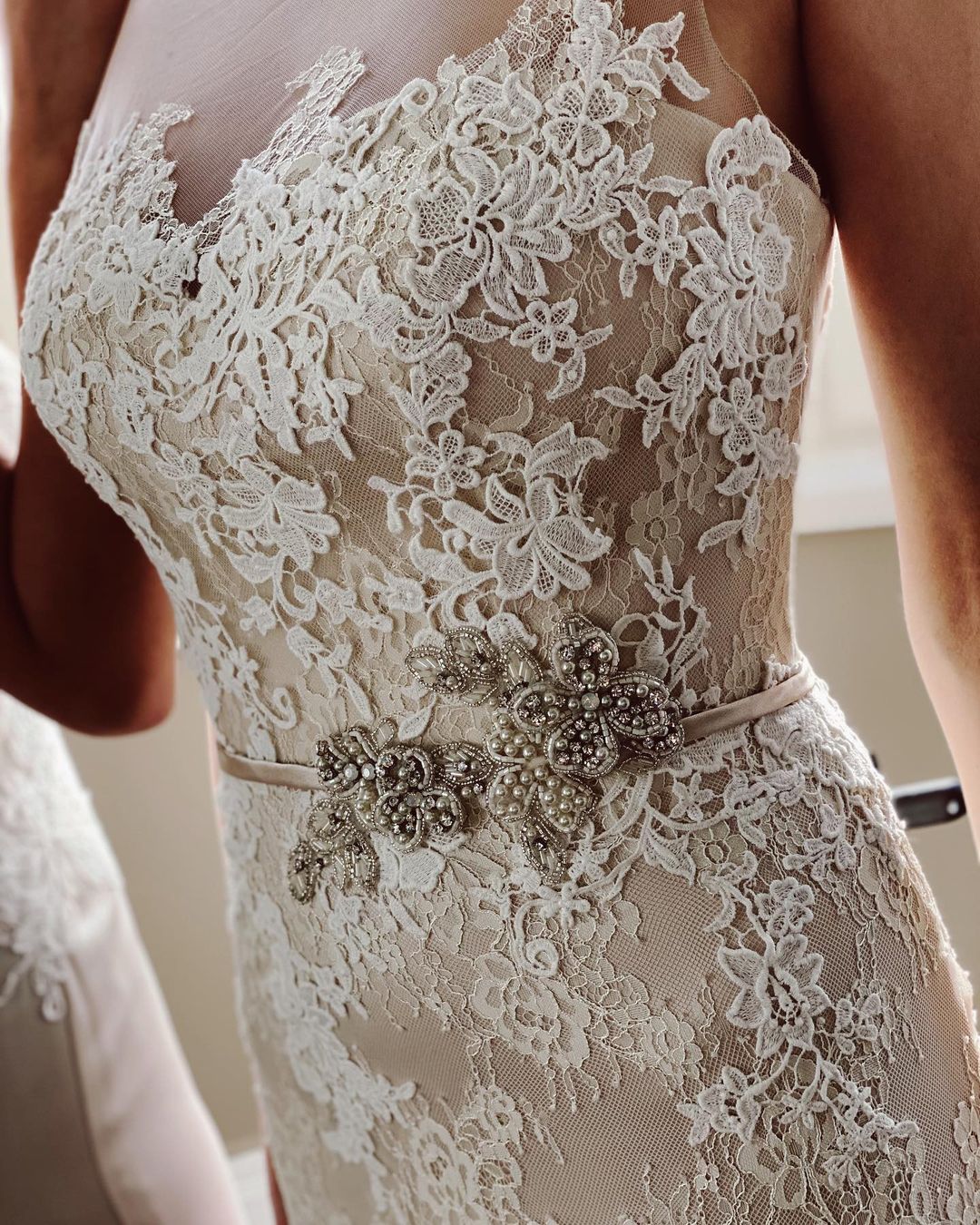 Bodenlanges Bateau-Brautkleid im Meerjungfrau-Stil mit Perlen, Spitzenapplikationen und Schärpe