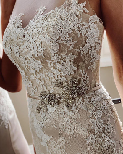 Bodenlanges Bateau-Brautkleid im Meerjungfrau-Stil mit Perlen, Spitzenapplikationen und Schärpe