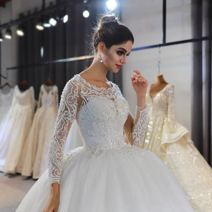 Wunderschönes Bateau-Brautkleid in A-Linie mit langen Ärmeln und Applikationen aus Spitze und Pailletten