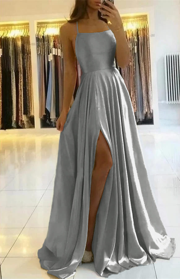 Salbeigrünes, langes, plissiertes Ballkleid mit Spaghettiträgern und Schlitz