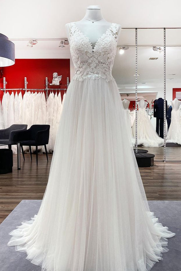 Langes A-Linien-Brautkleid aus Tüll mit V-Ausschnitt und offenem Rücken und applizierter Spitze