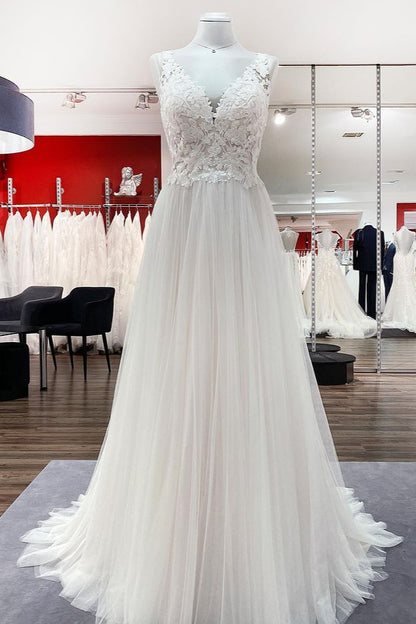Langes A-Linien-Brautkleid aus Tüll mit V-Ausschnitt und offenem Rücken und applizierter Spitze