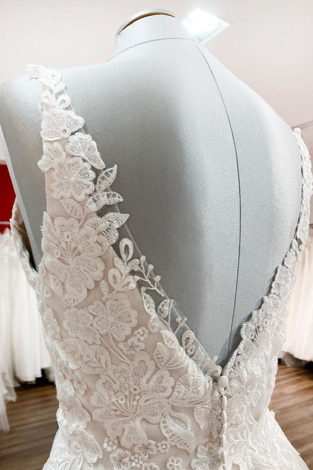 Anmutige lange A-Linien-Brautkleider aus Tüll mit V-Ausschnitt und offenem Rücken und Spitzenrüschen