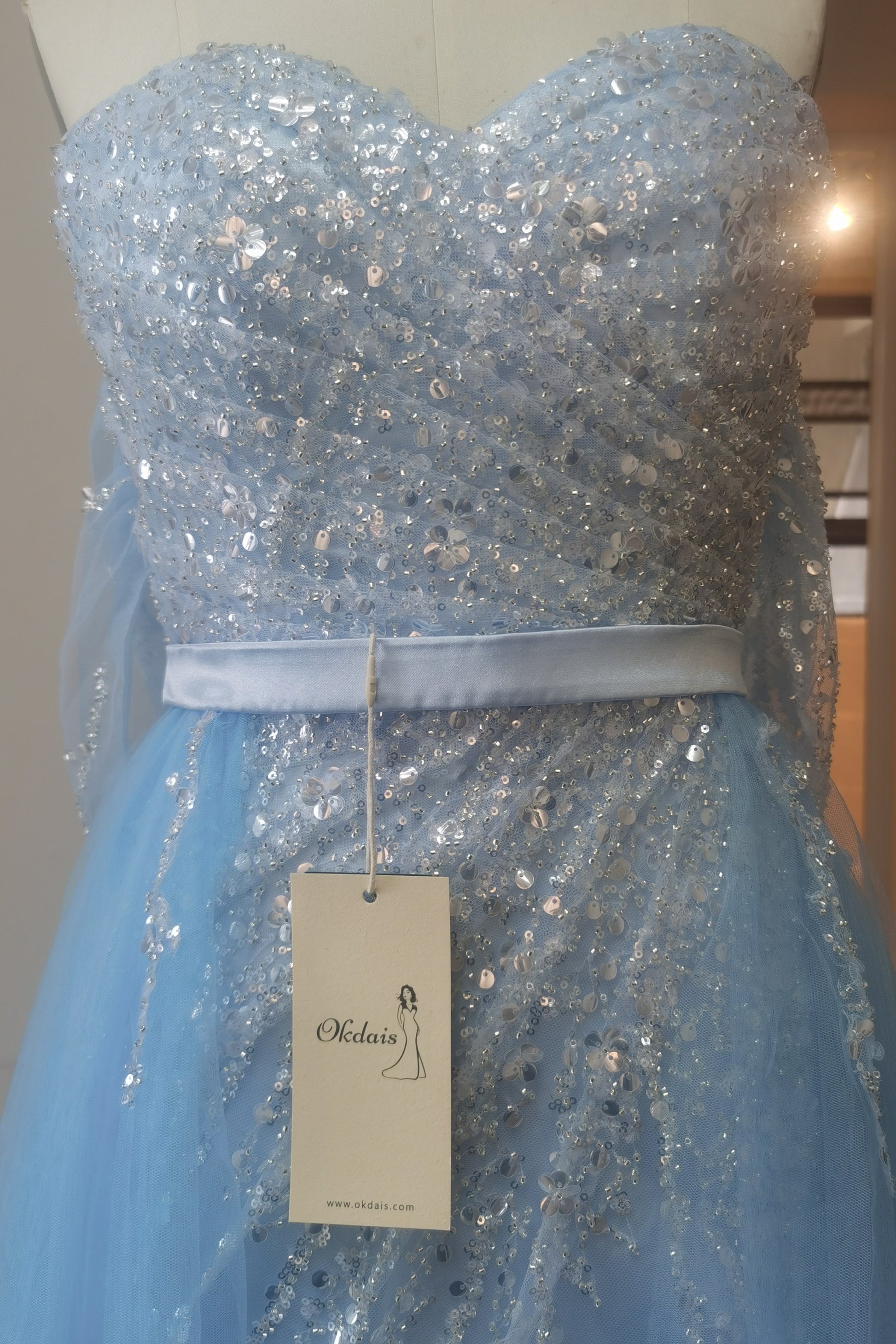 Schulterfreies, himmelblaues Ballkleid mit Pailletten und Schlitz