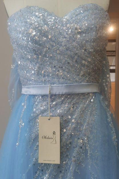 Schulterfreies, himmelblaues Ballkleid mit Pailletten und Schlitz