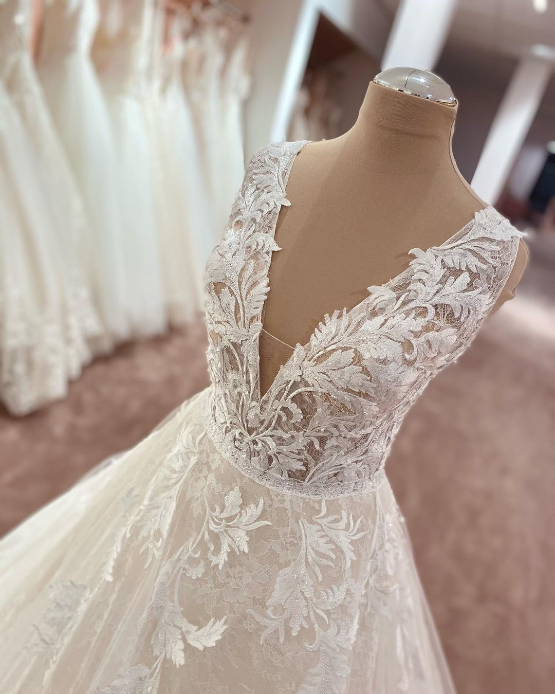 Schlichtes Brautkleid in A-Linie mit V-Ausschnitt, breiten Trägern und Spitzenapplikationen