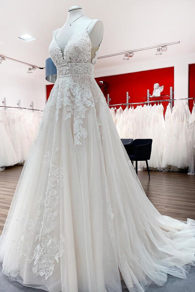Langes Brautkleid, A-Linie, V-Ausschnitt, ärmellos, rückenfrei, mit Rüschen, Tüllapplikationen und Spitze