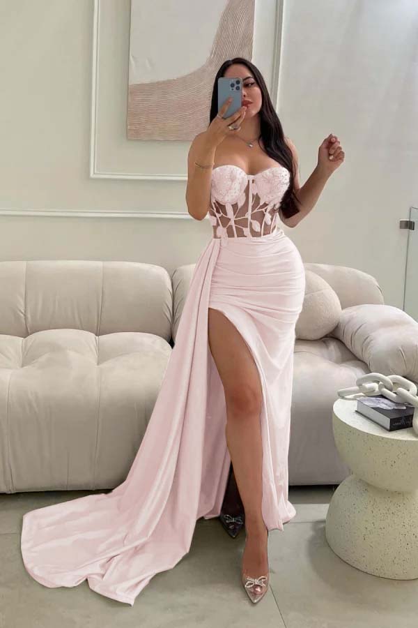 Babyblaues ärmelloses Ballkleid mit langer Spitze, Perlen und hohem Schlitz