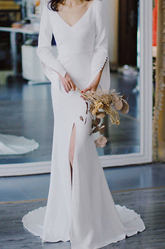 Brautkleid mit V-Ausschnitt und langen Ärmeln und Schlitz