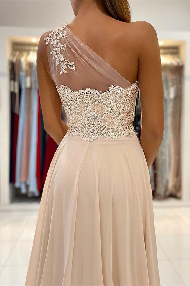 One-Shoulder-Abschlussballkleid mit Spitzenapplikationen und Schlitz
