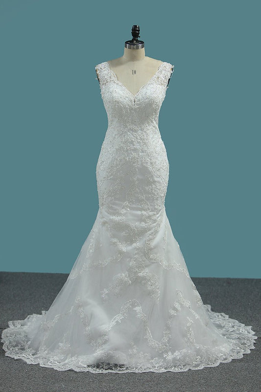 Bodenlanges Meerjungfrau-Brautkleid mit breiten Trägern, V-Ausschnitt und Spitzenapplikationen