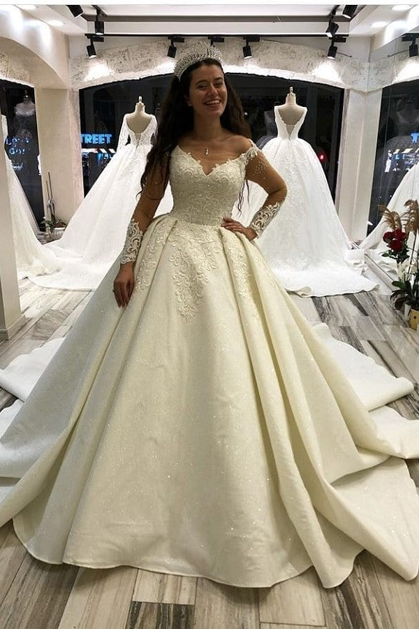 Elegantes, langärmeliges, herzförmiges Prinzessin-Brautkleid aus Satin mit Applikationen