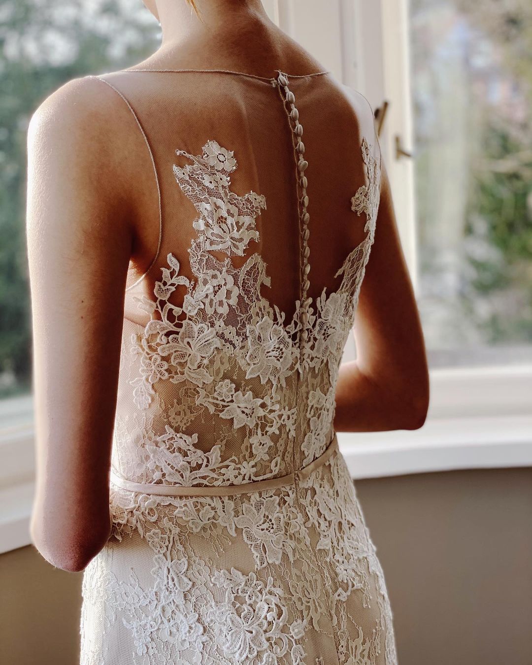 Bodenlanges Bateau-Brautkleid im Meerjungfrau-Stil mit Perlen, Spitzenapplikationen und Schärpe