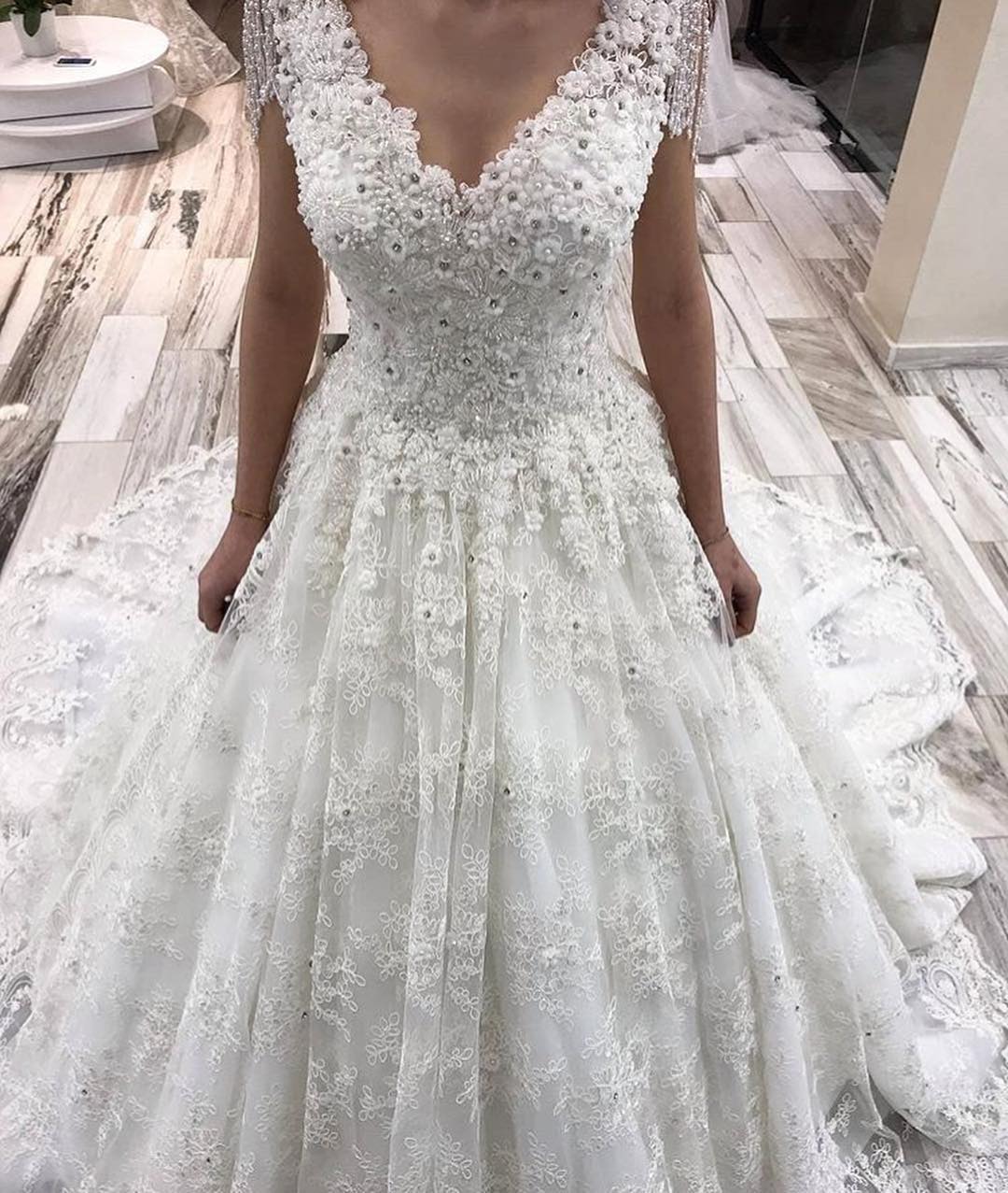 A-Linien-Brautkleid mit V-Ausschnitt, Perlenbesatz und Spitzenapplikationen