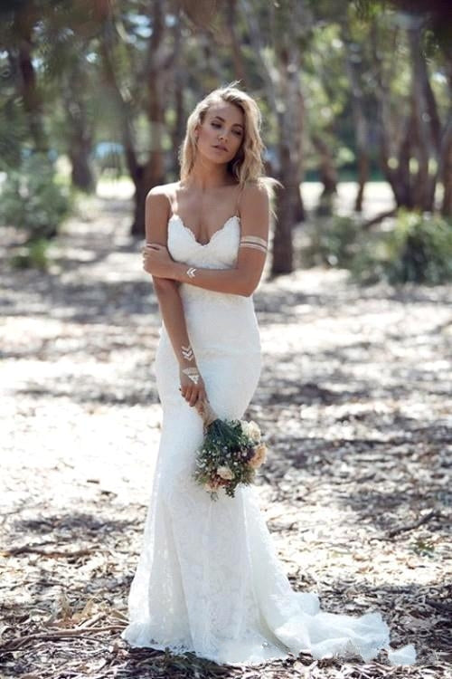 Elegantes Meerjungfrau-Brautkleid mit Spaghettiträgern, V-Ausschnitt und offenem Rücken und Blumenspitze