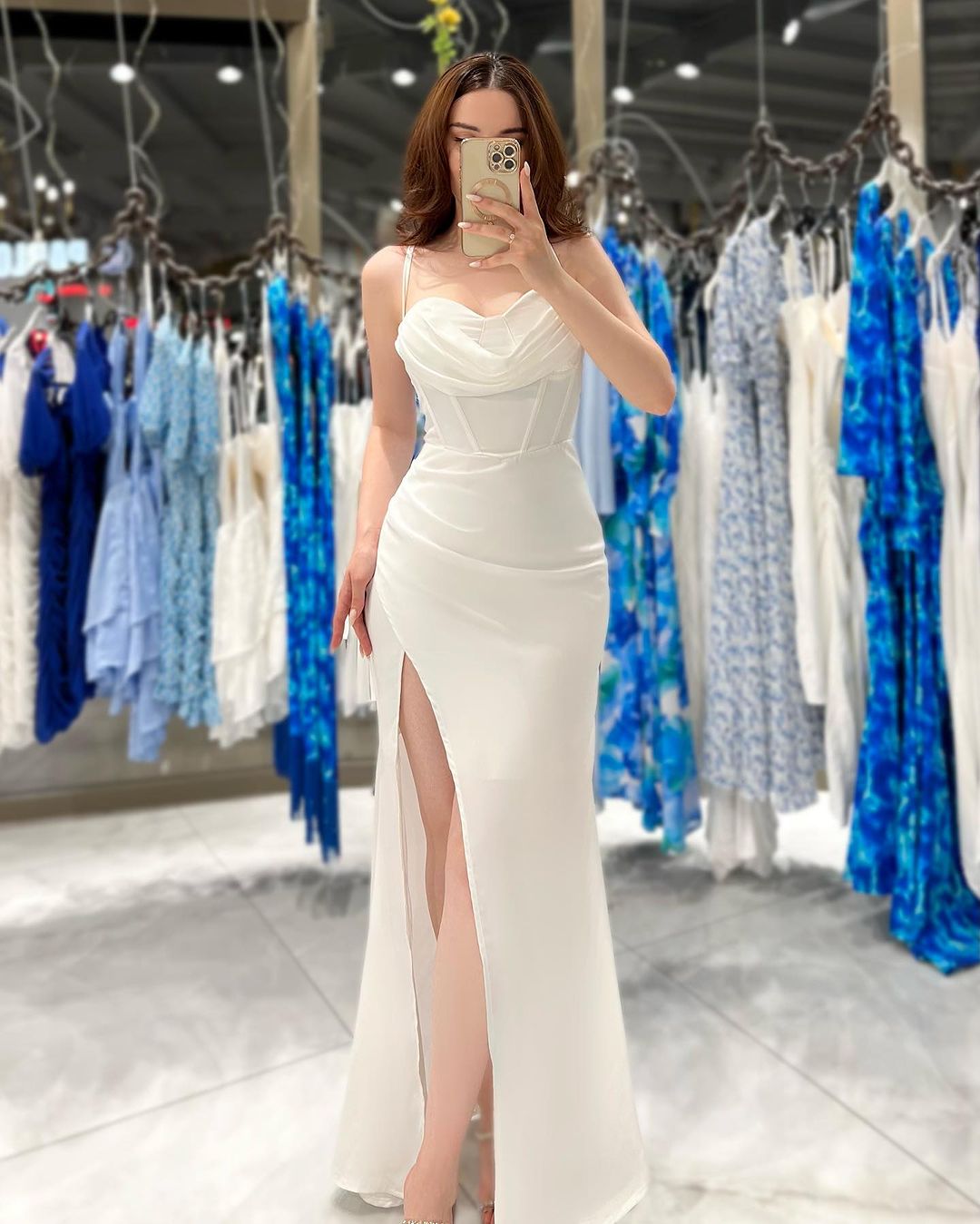 Schwarzes, ärmelloses Ballkleid mit Spaghettiträgern, Herzausschnitt und hohem Schlitz