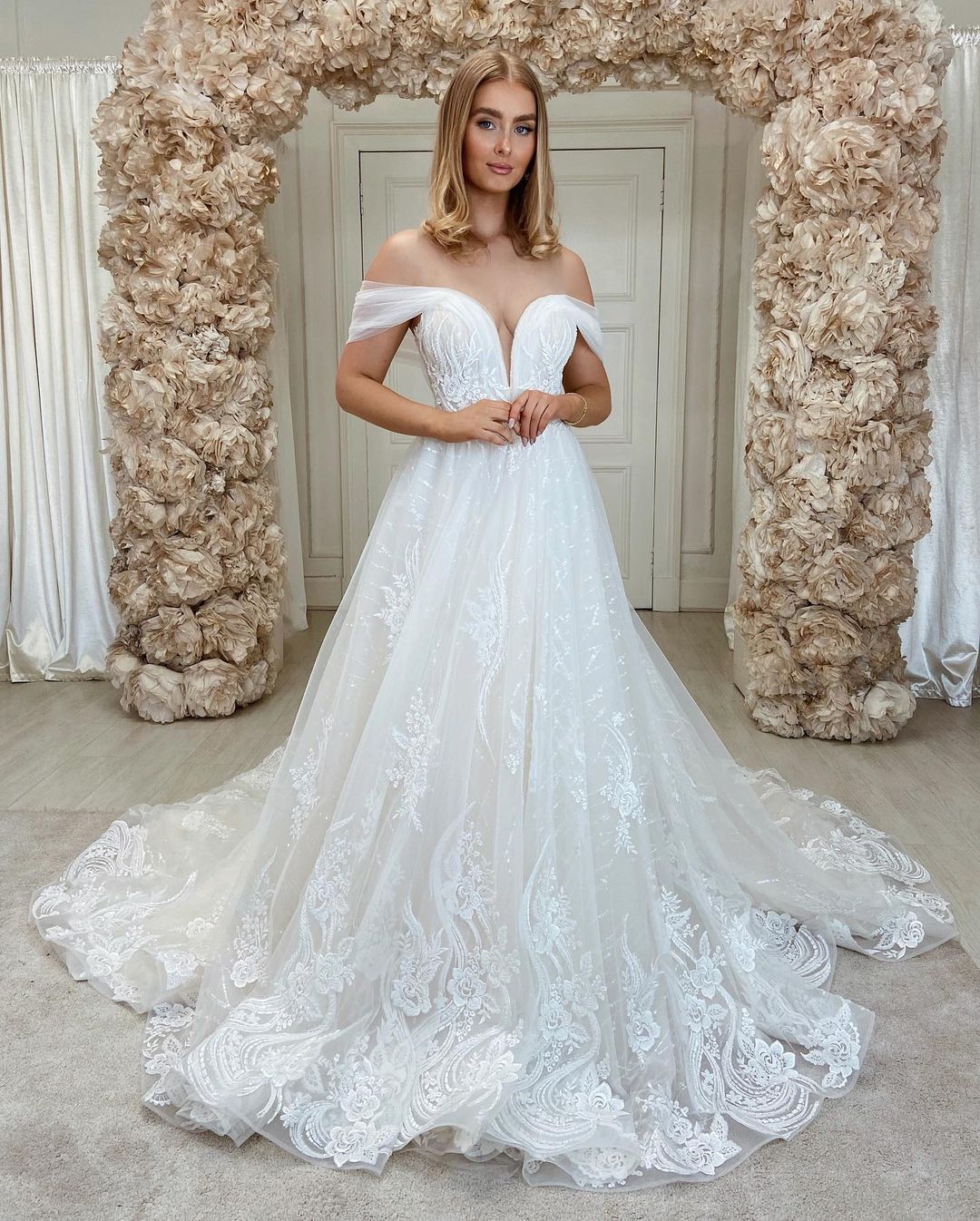 Langes, schulterfreies Brautkleid in A-Linie mit Tüllspitze