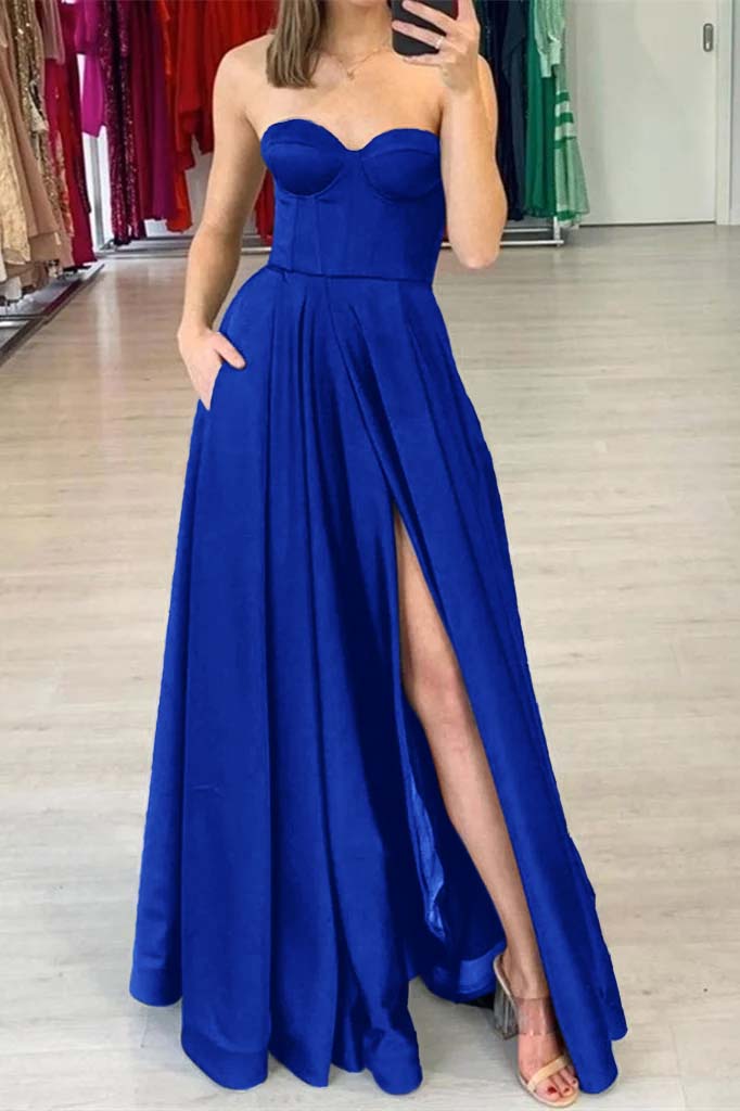 Schwarzes, herzförmiges Ballkleid, plissiert, geteilt und mit Taschen