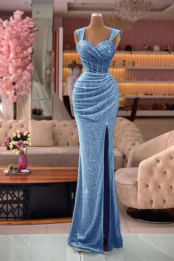 Glamouröses, schulterfreies, geschlitztes Abendkleid im Meerjungfrau-Stil mit Pailletten und Falten