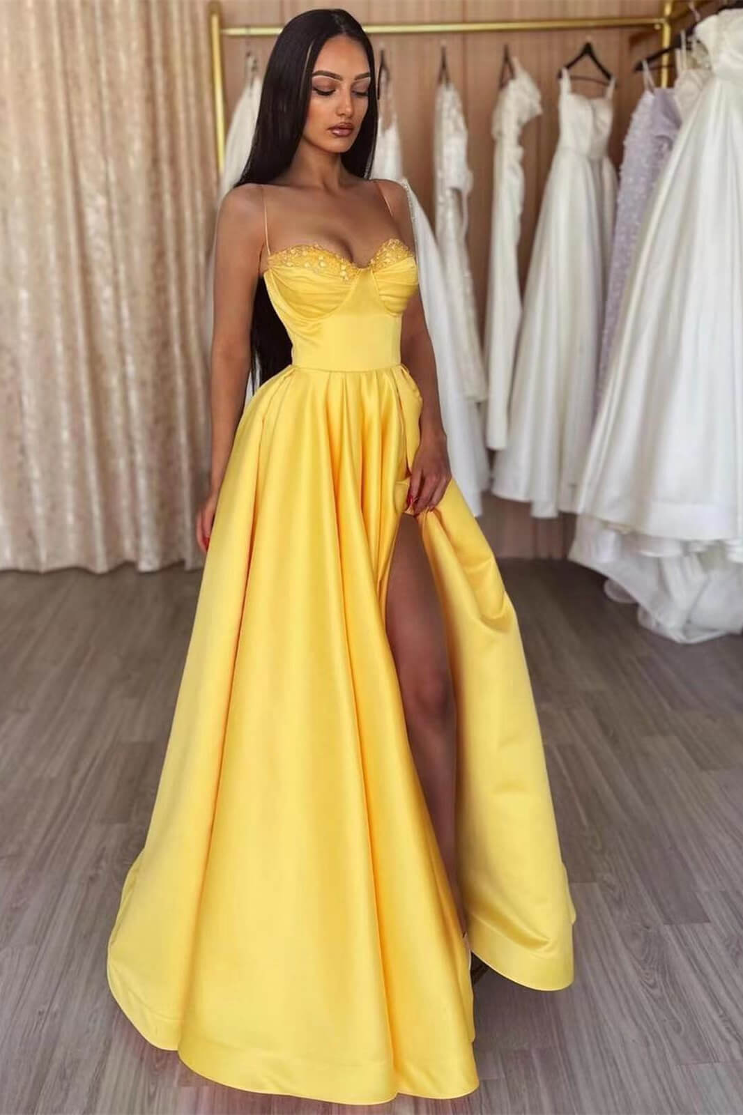 Gelbes Spaghettiträger-Abendkleid in A-Linie mit Schlitz