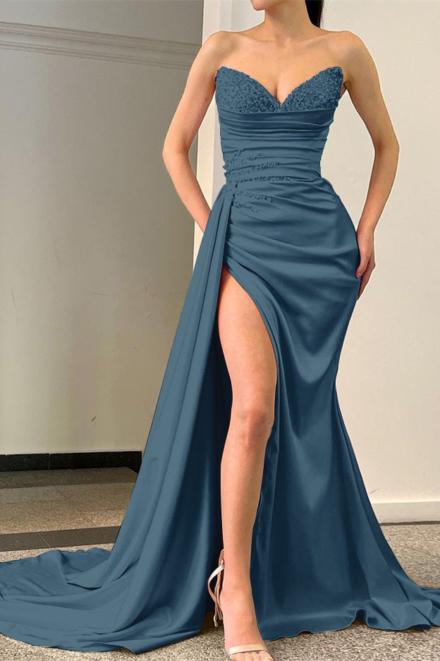 Ärmelloses Abendkleid im Meerjungfrau-Stil mit Pailletten und Schlitz