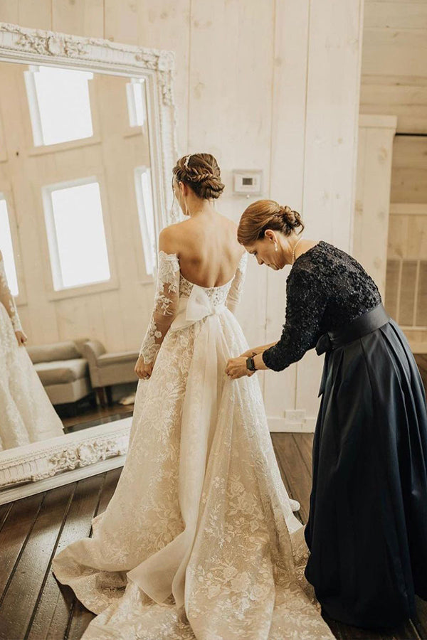 Schulterfreies Brautkleid in A-Linie mit langen Ärmeln und Schleifenspitze