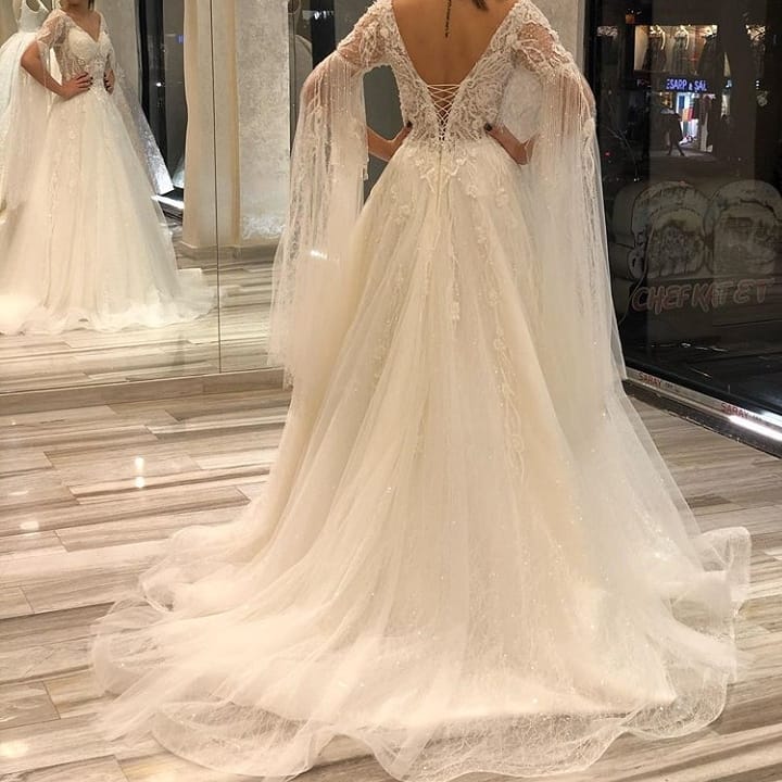A-Linie, tiefes V-Ausschnitt, kurze Ärmel, rückenfreies Brautkleid mit Spitzenapplikationen