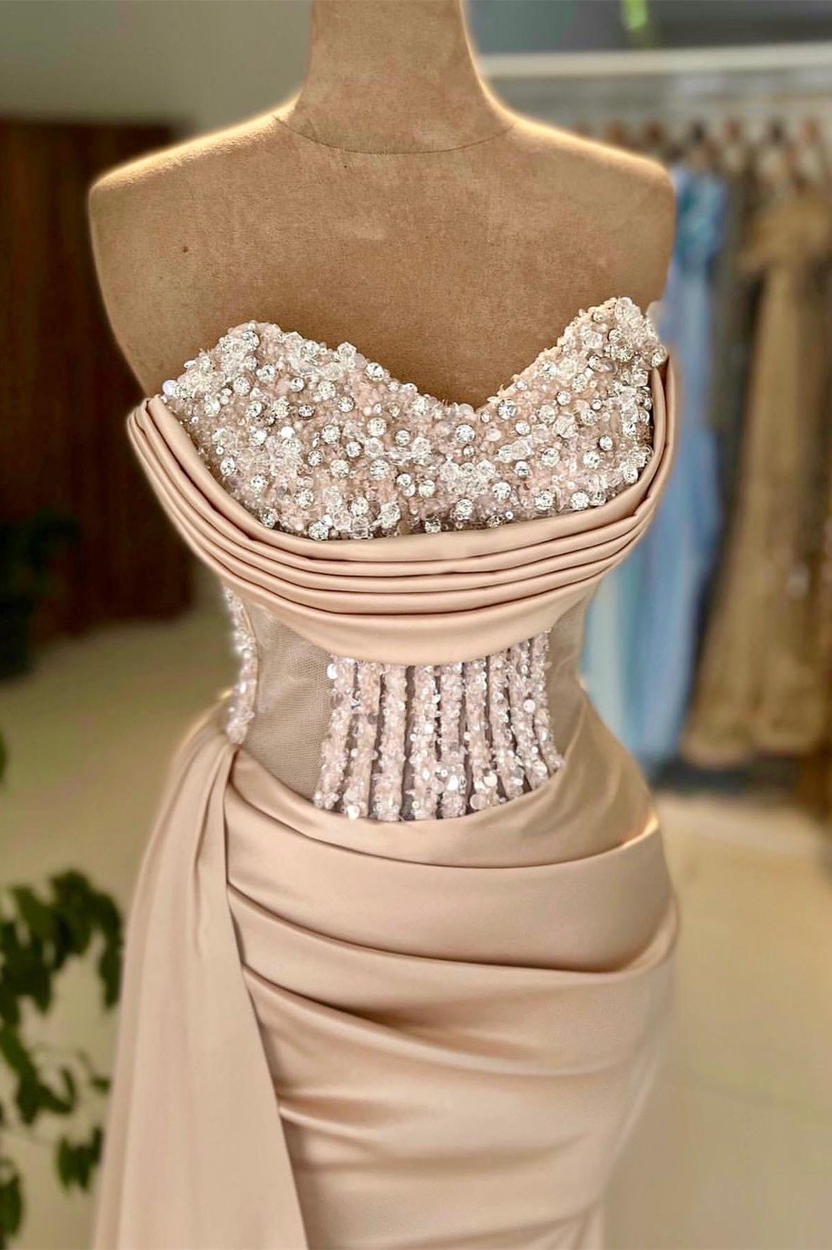 Champagner-Schatzkleid mit Perlenverzierung und Meerjungfrau-Split