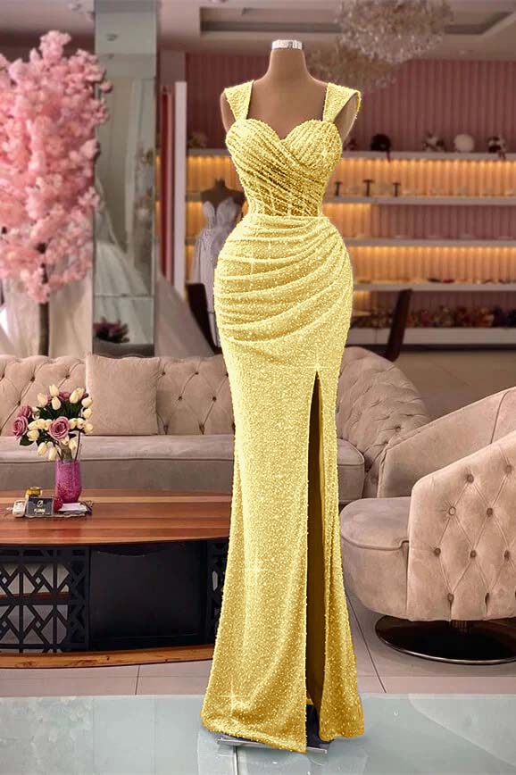 Glamouröses, schulterfreies, geschlitztes Abendkleid im Meerjungfrau-Stil mit Pailletten und Falten