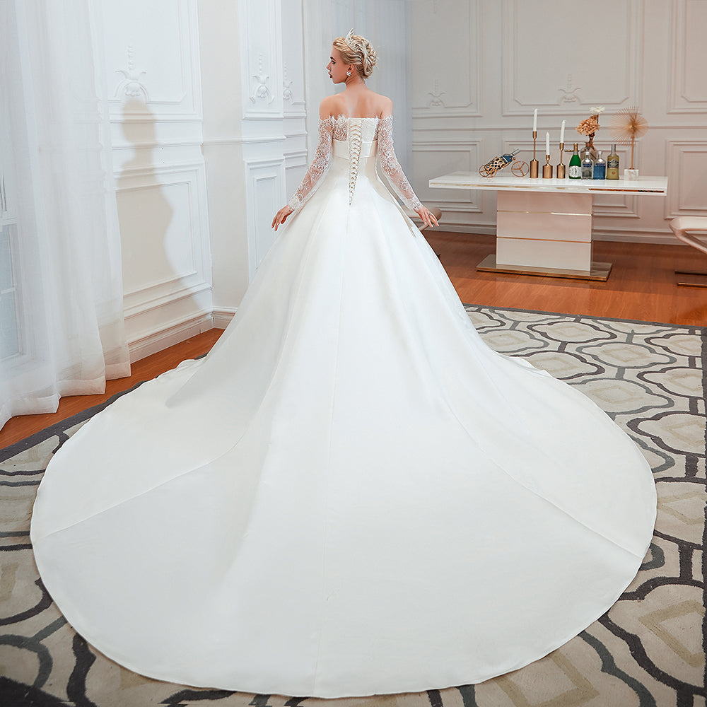 Atemberaubendes, schulterfreies, langärmliges A-Linie-Brautkleid aus Satin mit Spitze