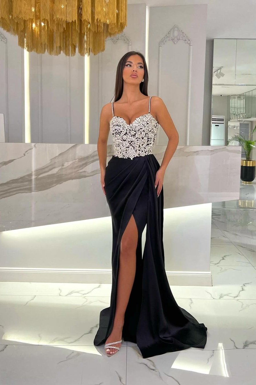 Babyblaues Ballkleid mit herzförmigen Applikationen mit Spaghettiträgern und hohem Schlitz